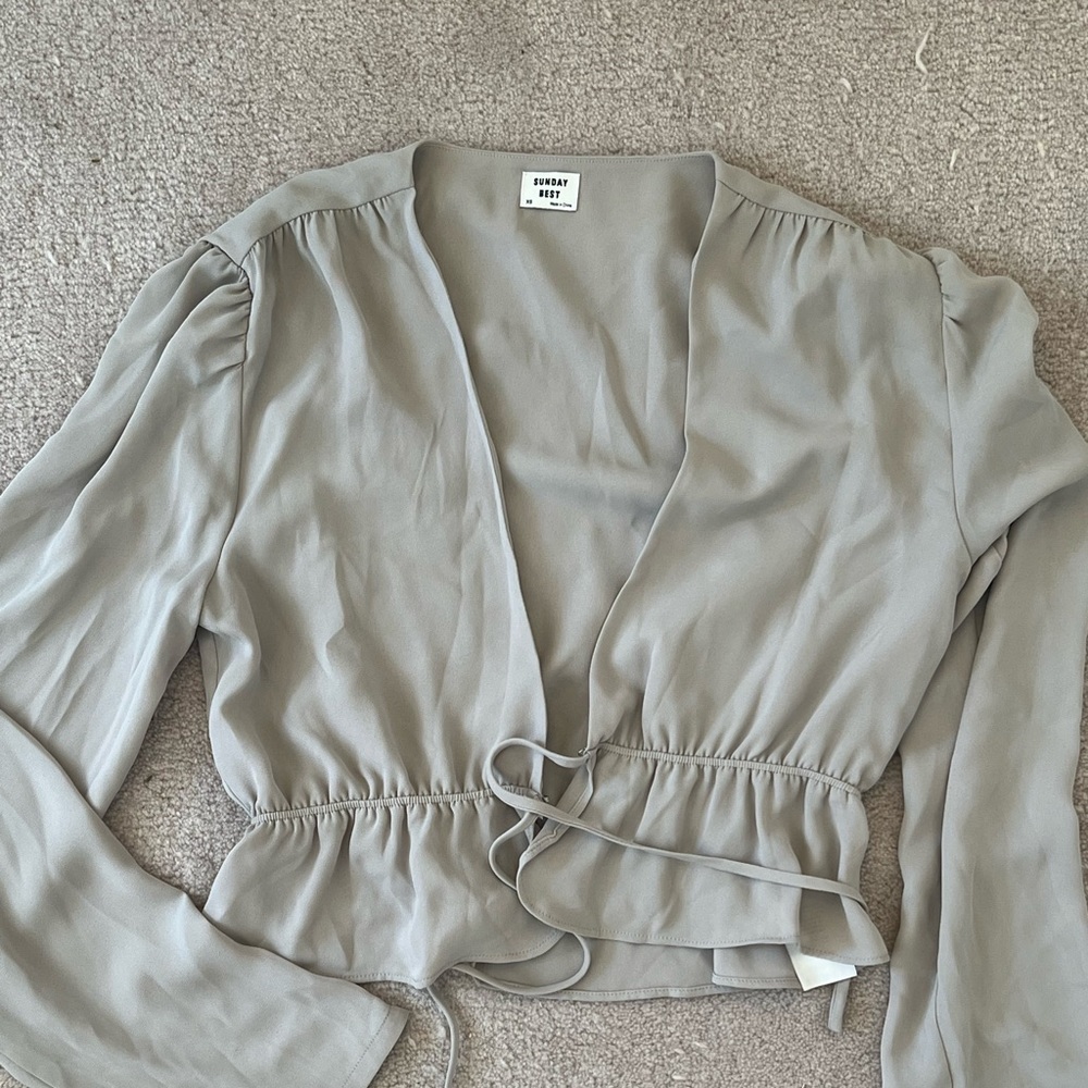 aritzia low v neck crop top size xs